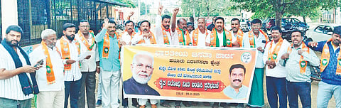 ಹನೂರಿನಲ್ಲಿ ವಿವಿಧ ಬೇಡಿಕೆಗಳನ್ನು ಈಡೇರಿಸುವಂತೆ ಆಗ್ರಹಿಸಿ ಬಿಜೆಪಿ ಮಂಡಲದಿಂದ ಪ್ರತಿಭಟನೆ ನಡೆಯಿತು. ವೃಷಭೇಂದ್ರಸ್ವಾಮಿ, ಮೂರ್ತಿ, ಜಗನ್ನಾಥನಾಯ್ಡು, ಗುರುಪಾದಸ್ವಾಮಿ, ರಾಚಪ್ಪ ಇತರರು ಇದ್ದರು. 