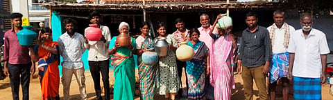 ದೊಮ್ಮನಗದ್ದೆ ಗ್ರಾಮದಲ್ಲಿ ನೀರಿನ ಸಮಸ್ಯೆ ಪರಿಣಾಮ ಗ್ರಾಮಸ್ಥರು ಖಾಲಿ ಬಿಂದಿಗೆ ಹಿಡಿದು ಶಾಸಕರನ್ನು ಭೇಟಿಯಾಗಲು ಹನೂರಿಗೆ ಆಗಮಿಸಿದ್ದರು.