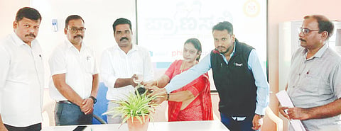 ಹನೂರಿನಲ್ಲಿ ಆಯೋಜಿಸಿದ್ದ ಪ್ರಾಣಿಸಖಿ ತರಬೇತಿ ಕಾರ್ಯಾಗಾರವನ್ನು ಬಿಇಒ ಮಹೇಶ್ ಉದ್ಘಾಟಿಸಿದರು. ವೆಂಕಟೇಶ್, ಅಶೋಕ್, ಮಲ್ಲಿಕಾರ್ಜುನ, ಮಂಜುಳಾ ಇತರರು ಇದ್ದರು.