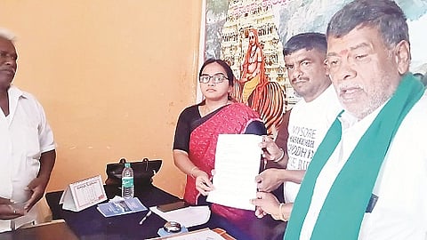 ಹನೂರಿನಲ್ಲಿ ಪ್ಲಾಸ್ಟಿಕ್ ತಪಾಸಣಾ ಚೆಕ್‌ಪೋಸ್ಟ್ ತೆರೆಯುವಂತೆ ಪರಿಸರ ವಾರಿಯರ್ಸ್‌ ಗ್ರೂಪ್‌ನ ಮಂಜುನಾಥ್ ತಹಸೀಲ್ದಾರ್ ಕೆ.ಎನ್ ಚೈತ್ರಾ ಅವರಿಗೆ ಮನವಿ ಸಲ್ಲಿಸಿದರು. 