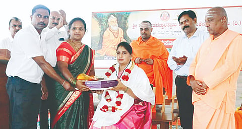 ಮಲೆಮಹದೇಶ್ವರ ಬೆಟ್ಟದ ಸಾಲೂರು ಬೃಹನ್ಮಠದಲ್ಲಿ ಆಯೋಜಿಸಿದ್ಧ ಗುರು ಪೂರ್ಣಿಮಾ ಕಾರ್ಯಕ್ರಮದಲ್ಲಿ ಜಿಲ್ಲಾಧಿಕಾರಿ ಶ್ರೀರೂಪಾ ಅವರನ್ನು ಸನ್ಮಾನಿಸಲಾಯಿತು. ಡಾ.ಶ್ರೀ ಶಾಂತಮಲ್ಲಿಕಾರ್ಜುನ ಸ್ವಾಮೀಜಿ, ಶ್ರೀ ಮಲ್ಲಿಕಾರ್ಜುನ ಸ್ವಾಮೀಜಿ, ಪುರುಷೋತ್ತಮ, ಪುಟ್ಟಣ್ಣ ಇತರರಿದ್ದರು.