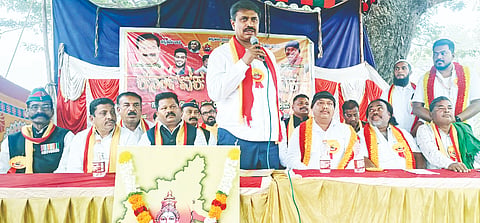  ನಾಲ್‌ರೋಡ್‌ನಲ್ಲಿ ಕರವೇ ವತಿಯಿಂದ ಆಯೋಜಿಸಿದ್ಧ ಕನ್ನಡ ರಾಜ್ಯೋತ್ಸವ ಕಾರ್ಯಕ್ರಮದಲ್ಲಿ ಶಾಸಕ ಎಂ.ಆರ್ ಮಂಜುನಾಥ್ ಮಾತನಾಡಿದರು. ಕೆ.ಎನ್ ಚೈತ್ರಾ, ಮೋಹನ್, ಮಹದೇವ, ರಿಯಾಜ್ ಪಾಷ ಇತರರು ಇದ್ದರು.
