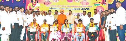 ಹುಮನಾಬಾದ್​ನಲ್ಲಿ ಗುರುವಾರ ಹಮ್ಮಿಕೊಂಡಿದ್ದ ಪ್ರತಿಭಾ ಪುರಸ್ಕಾರ ಸಮಾರಂಭದಲ್ಲಿ ಸಮಾಜದ ಪ್ರತಿಭಾವಂತ ವಿದ್ಯಾರ್ಥಿಗಳನ್ನು  ಸನ್ಮಾನಿಸಲಾಯಿತು. ಶ್ರೀ ಗುರುರತ್ನಕಾಂತ ಶಿವಯೋಗಿಗಳು, ಶ್ರೀ ವಾಲ್ಮೀಕಿ ಮಹಾರಾಜರು, ಮಾಣಿಕ ಕನಕಟ್ಟೆ, ಕಾಶೀನಾಥ ಪಲ್ಲೆರಿ ಇತರರಿದ್ದರು.