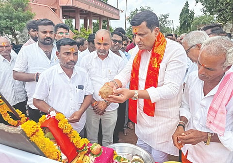 ಹುಮನಾಬಾದ್​ ತಾಲೂಕಿನ  ದುಬಲಗುಂಡಿ ಗ್ರಾಮದ ಶ್ರೀ ಸಂಗಮೇಶ್ವರ ದೇವಾಲಯದಲ್ಲಿ ಸೋಮವಾರ ನೂತನ ಸಮುದಾಯ ಭವನ ಕಟ್ಟಡ ಕಾಮಗಾರಿಗೆ ಶಾಸಕ ಡಾ.ಸಿದ್ದಲಿಂಗಪ್ಪ ಪಾಟೀಲ್​ ಚಾಲನೆ ನೀಡಿದರು. ನಾಗಶೆಟ್ಟಿ ವಾರದ, ಕಲ್ಯಾಣರಾವ ಶೆಟಕಾರ, ಅನಿಲ ಪಸರ್ಗಿ ಇತರರಿದ್ದರು.