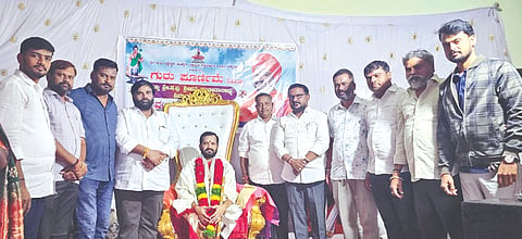  ಹಳ್ಳಖೇಡ(ಬಿ)ದ  ಗುರು ಸಿದ್ದೇಶ್ವರ ಚಿಕ್ಕಮಠದಲ್ಲಿ ಬುಧವಾರ ಗುರುಪೂರ್ಣಿಮೆ ನಿಮಿತ್ತ ಮಠದ ಶ್ರೀ ಪಂಡಿತಾರಾಧ್ಯ ಶಿವಾಚಾರ್ಯ ಅವರನ್ನು ಭಕ್ತರು ಸನ್ಮಾನಿಸಿ ದರ್ಶನ ಪಡೆದರು. ಬಾವಗಿ ಭದ್ರೇಶ್ವರ ಮಠದ ಶ್ರೀ ಶಿವಕುಮಾರ ಸ್ವಾಮೀಜಿ, ಸಂದೀಪ ಪ್ರಭಾ, ವಿಜಯಕುಮಾರ್​ ಸಾಲಿ, ಲಿಂಗಾನಂದ ತಿಬಶೆಟ್ಟಿ, ಯುವರಾಜ್​ ಬಿರಾದಾರ್​, ರಮೇಶ ರಡ್ಡಿ  ಇತರರಿದ್ದರು.