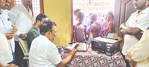 ಚಿಟಗುಪ್ಪ ತಾಲೂಕಿನ ಮಂಗಲಗಿ ಪಡಿತರ ಕೇಂದ್ರಕ್ಕೆ ಗುರುವಾರ ಭೇಟಿ ನೀಡಿ ಪರಿಶೀಲಿಸಿದರು.