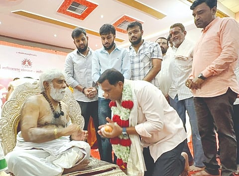 ಗುರು ಪೂರ್ಣಿಮೆ ಅಂಗವಾಗಿ ಬುಧವಾರ ಮಾಣಿಕನಗರದ ಶ್ರೀ ಮಾಣಿಕಪ್ರಭು ಸಂಸ್ಥಾನದಲ್ಲಿ ಪೀಠಾಧಿಪತಿ ಶ್ರೀ ಜ್ಞಾನರಾಜ ಮಾಣಿಕಪ್ರಭು ಅವರನ್ನು  ಶಾಸಕ ಡಾ.ಸಿದ್ದಲಿಂಗಪ್ಪ ಪಾಟೀಲ್​ ಭೇಟಿಯಾಗಿ ಆಶೀರ್ವಾದ ಪಡೆದರು. ಸುಮಿತ ಪಾಟೀಲ್​, ವಿನಾಯಕ ಪಾಟೀಲ್​, ನಾಗಭೂಷಣ ಪಾಟೀಲ್​ ಇತರರಿದ್ದರು.