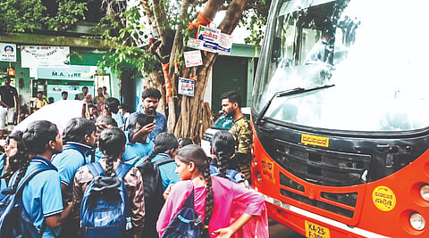 ಹುಮನಾಬಾದ್​ ತಾಲೂಕಿನ ಹಳ್ಳಿಖೇಡ(ಕೆ)ದ ರಾಜ್ಯ ಹೆದ್ದಾರಿಯಲ್ಲಿ ಬುಧವಾರ ಸಂಜೆ ಬಸ್ಸಿಗಾಗಿ ವಿದ್ಯಾರ್ಥಿಗಳು ಮಳೆಯಲ್ಲಿಯೇ ಕೆಲ ಕಾಲ ಸಂಚಾರ ತಡೆ ನಡೆಸಿ ಪ್ರತಿಭಟಿಸಿದರು.
