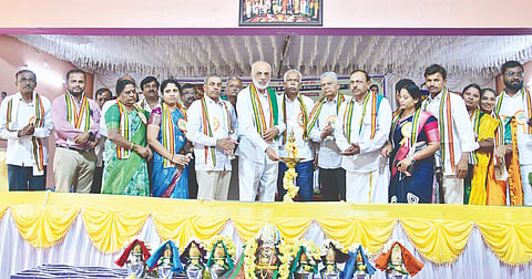 ಚಂದನಕೆರೆಯ ಗ್ರಾಮದಲ್ಲಿ ಆಯೋಜಿಸಿದ್ದ  ಮದ್ಯವರ್ಜನ ಶಿಬಿರವನ್ನು ರಾಜ್ಯ ರೈತ ಸಂಘದ ಅಧ್ಯಕ್ಷ ಎಚ್.ಆರ್.ಬಸವರಾಜಪ್ಪ ಉದ್ಘಾಟಿಸಿದರು. ಅಜಯ್‌ಕುಮಾರ್, ಎಚ್.ಬಸಪ್ಪ, ಅನ್ನಪೂರ್ಣಾ, ಯಶೋದಮ್ಮ ಇತರರಿದ್ದರು.
