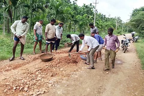 ಹೊಳೆಹೊನ್ನೂರು ಸಮೀಪ ಇಟ್ಟಿಗೆಹಳ್ಳಿ ರಸ್ತೆ ಗುಂಡಿಗೆ ಮಣ್ಣು ಸುರಿದು ದುರಸ್ತಿ ಮಾಡಿಕೊಂಡ ಗ್ರಾಮಸ್ಥರು.
