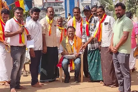 ಹೊಳೆಹೊನ್ನೂರು ಸಮೀಪದ ಸಿದ್ಲಿಪುರದಲ್ಲಿ ಆಯೋಜಿಸಿದ್ದ ಕನ್ನಡ ರಾಜ್ಯೋತ್ಸವದಲ್ಲಿ ಎಸ್.ಆರ್.ಸತೀಶ್ ಅವರನ್ನು ಸನ್ಮಾನಿಸಲಾಯಿತು. ನಾರಾಯಣಪ್ಪ, ಸಂಜಯ್, ಹರೀಶ್ ಇತರರಿದ್ದರು.
