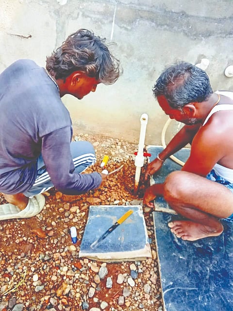 ಅನಧಿಕೃತವಾಗಿ ಎರಡೆರಡು ನಲ್ಲಿಗಳ ಕನೆಕ್ಷನ್ ಪಡೆದಿರುವವರ ಪೈಪ್‌ಲೈನ್ ತೆರವುಗೊಳಿಸುತ್ತಿರುವ ಗ್ರಾಪಂ ಸಿಬ್ಬಂದಿ.