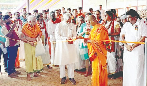 ಹೊನ್ನಾವರ ತಾಲೂಕಿನ ಬಂಗಾರಮಕ್ಕಿಯಲ್ಲಿ ಭಾನುವಾರ ಆಯೋಜಿಸಿದ್ದ ಮಲೆನಾಡ ಉತ್ಸವದಲ್ಲಿ ಪಶ್ಚಿಮ ಘಟ್ಟದ ರಕ್ಷಣೆಗಾಗಿ ಜನಾಂದೋಲನ ಕಾರ್ಯಕ್ರಮವನ್ನು ಪರಿಸರ ತಜ್ಞ ಡಾ. ರಾಜೇಂದ್ರ ಸಿಂಗ್ ಉದ್ಘಾಟಿಸಿದರು. ಶ್ರೀ ಮಾರುತಿ ಗುರೂಜಿ, ಡಾ. ಗುರುರಾಜ್ ಕೆ.ವಿ., ಶಿವಾನಂದ ಕಳವೆ, ದಿನೇಶ ಹೊಳ್ಳ, ಕೃಷ್ಣಮೂರ್ತಿ ಹೆಬ್ಬಾರ ಇತರರಿದ್ದರು.  