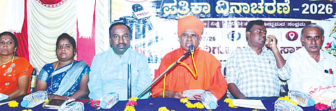 ಹುಲಸೂರಿನ ಶ್ರೀ ವೀರಭದ್ರೇಶ್ವರ ಪ್ರೌಢಶಾಲೆ ಆವರಣದಲ್ಲಿ ಬುಧವಾರ ಆಯೋಜಿಸಿದ್ದ ಪತ್ರಿಕಾ ದಿನಾಚರಣೆ ಕಾರ್ಯಕ್ರಮದಲ್ಲಿ ಶ್ರೀ ಡಾ. ಶಿವಾನಂದ ಸ್ವಾಮೀಜಿ ಮಾತನಾಡಿದರು.  ಗ್ರಾಪಂ ಅಧ್ಯಕ್ಷೆ ದೀಪಾರಾಣಿ ಭೋಸ್ಲೆ, ಉಪಾಧ್ಯಕ್ಷೆ ಮೀರಾಬಾಯಿ ಗಾಯಕವಾಡ, ತಹಸೀಲ್ದಾರ್​ ಶಿವಾನಂದ ಮೇತ್ರೆ, ಶಿವಕುಮಾರ ಸ್ವಾಮಿ, ರಾಜಕುಮಾರ ಹೊನ್ನಾಡೆ ಇದ್ದರು.