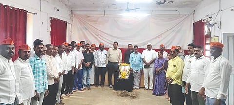 ಇಳಕಲ್ಲ ನಗರದ ತಹಸೀಲ್ದಾರ್ ಕಾರ್ಯಾಲಯದಲ್ಲಿ ಶಿವಶರಣ ಹಡಪದ ಅಪ್ಪಣ್ಣನವರ 892ನೇ ಜಯಂತ್ಯುತ್ಸವದಲ್ಲಿ ತಹಸೀಲ್ದಾರ್ ಅಮರೇಶ ಪಮ್ಮಾರ ಮಾತನಾಡಿದರು. ಶಿವಣ್ಣ ಮಾಗಿ, ಶಿವಶಂಕರ ಚಿನ್ನಾಪೂರ, ಅಪ್ಪಣ್ಣ ಹಡಪದ, ಮಲ್ಲಪ್ಪ ಹಡಪದ, ಮಂಜುನಾಥ ಗಜೇಂದ್ರಗಡ,  ಮಲ್ಲಿಕಾರ್ಜುನ ಚಿನ್ನಾಪೂರ ಇತರರಿದ್ದರು.