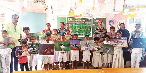 ಗುಂಡ್ಲುಪೇಟೆ ತಾಲೂಕಿನ ಬೆಂಡರವಾಡಿ ಗ್ರಾಮದ ಸರ್ಕಾರಿ ಹಿರಿಯ ಪ್ರಾಥಮಿಕ ಶಾಲೆಯಲ್ಲಿ ಆಯೋಜಿಸಿದ್ದ ಕಾರ್ಯಕ್ರಮದಲ್ಲಿ ಆರ್.ಕೆ.ಮಧು ಛಾಯಾಚಿತ್ರಗಳನ್ನು ಪ್ರದರ್ಶಿಸಿದರು. ಶ್ರೀಕಂಠಮೂರ್ತಿ ಇದ್ದರು.