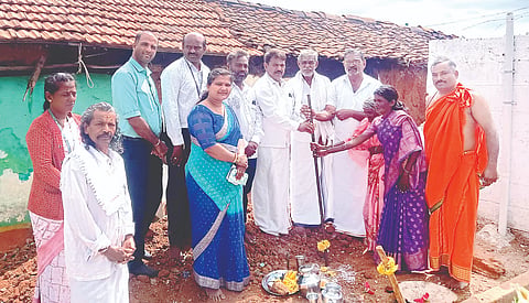 ಗುಂಡ್ಲುಪೇಟೆ ತಾಲೂಕಿನ ಕಗ್ಗಳ ಗ್ರಾಮದಲ್ಲಿ ವಸತಿರಹಿತ ಬಡವರಿಗೆ ಮನೆ ನಿರ್ಮಾಣ ಕಾಮಗಾರಿಗೆ ದಿನೇಶ್ ಭೂಮಿ ಪೂಜೆ ನೆರವೇರಿಸಿದರು. ಚಂದ್ರಶೇಖರ್, ಮುಖೇಶ್, ನಾಗೇಶ್, ಸಿದ್ದಶೆಟ್ಟಿ ಇತರರು ಇದ್ದರು. 