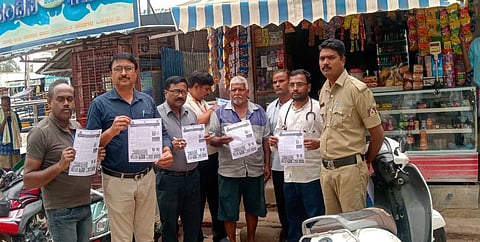 ಕುದೂರು ಪಟ್ಟಣದ ಬಸ್ ನಿಲ್ದಾಣದಲ್ಲಿ ಜಿಲ್ಲಾ ತಂಬಾಕು ನಿಯಂತ್ರಣ ಕೋಶದ ವತಿಯಿಂದ ಅಂಗಡಿ ಮಾಲೀಕರಿಗೆ ಕೋಟ್ಪಾ ಕಾಯ್ದೆ ಬಗ್ಗೆ ಅರಿವು ಮೂಡಿಸಲಾಯಿತು. ಫಯಾಸ್ ಖಾನ್, ಎಚ್.ಸಿ ರಾಜೇಂದ್ರ, ಆರ್. ಪ್ರಕಾಶ್, ಉಮೇಶ್, ಮೋಹನ್ ಕುಮಾರ್ ಲೋಹಿತ್ ಇದ್ದರು. 