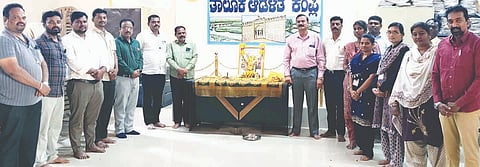 ಕಂಪ್ಲಿ ತಹಸಿಲ್ ಕಚೇರಿಯಲ್ಲಿ ವಿಶ್ವಮಾನವ ದಿನ ಆಚರಿಸಲಾಯಿತು. 