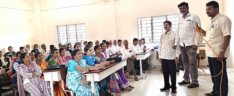 ಕಂಪ್ಲಿಯಲ್ಲಿ ಆಯೋಜಿಸಿದ್ದ ಜನಗಣತಿ ತರಬೇತಿ ಕಾರ್ಯಾಗಾರದಲ್ಲಿ ಉಪನ್ಯಾಸಕ ಜೀರು ಮಲ್ಲಿಕಾರ್ಜುನ ತರಬೇತಿ ನೀಡಿದರು.