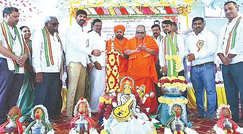 ಎಮ್ಮಿಗನೂರಿನಲ್ಲಿ ಸಾಮೂಹಿಕ ಶ್ರೀ ಶಾರದಾದೇವಿ ಪೂಜೆ, ಅಕ್ಷರಾಭ್ಯಾಸ, ಧಾರ್ಮಿಕ ಸಮಾರಂಭವನ್ನು ಶಾಸಕ ಜೆ.ಎನ್.ಗಣೇಶ್ ಉದ್ಘಾಟಿಸಿದರು. 