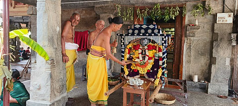 ಕೊಳ್ಳೇಗಾಲ ಪಟ್ಟಣದ ಶ್ರೀ ನಾರಾಯಣಸ್ವಾಮಿ ದೇವಾಲಯದಲ್ಲಿ ಶಿಶ್ರದೇವಿ ಭೂದೇವಿ ಸಮೇತ ಶ್ರೀ ನಾರಾಯಣಸ್ವಾಮಿಯ ಮುತ್ತಿನ ಪಲ್ಲಕ್ಕಿಗೆ ಪೂಜೆ ಸಲ್ಲಿಸಲಾಯಿತು.