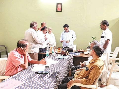   ಕೊಳ್ಳೇಗಾಲದಲ್ಲಿ ಮಾನಸ ಶಿಕ್ಷಣ ಸಂಸ್ಥೆಯ ಕಾರ್ಯದರ್ಶಿ ದತ್ತೇಶ್ ಅವರಿಗೆ ರಮೇಶ್ ಮುರಾರಿ ಸೇರಿದಂತೆ ಇತರರು ತಾಂಬೂಲ ಸಮೇತ ಆಹ್ವಾನ ಪತ್ರಿಕೆ ನೀಡುವ  ಮೂಲಕ ಹಿಂದೂ ಸಮಾಜೋತ್ಸವಕ್ಕೆ ಆಹ್ವಾನಿಸಿದರು.