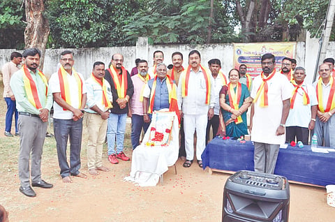  ಕೊಳ್ಳೇಗಾಲದ ಶ್ರೀ ವಿಶ್ವಚೇತನ ವಿದ್ಯಾಸಂಸ್ಥೆ ಆವರಣದಲ್ಲಿ ಶನಿವಾರ ಆಯೋಜಿಸಿದ್ದ ಸಾಹಿತ್ಯ ನಡಿಗೆ ಶಾಲಾ, ಕಾಲೇಜುಗಳ ಕಡೆಗೆ ಹಾಗೂ ಸಮುದಾಯದೆಡೆಗೆ ಸಮಾರೋಪ ಸಮಾರಂಭವನ್ನು ಶಾಸಕ ಎ.ಆರ್.ಕೃಷ್ಣಮೂರ್ತಿ ಉದ್ಘಾಟಿಸಿದರು. ಸೋಮಶೇಖರ್ ಬಿಸಲ್ವಾಡಿ, ಎಸ್.ನಾಗರಾಜು, ಬಸವರಾಜು, ಪ್ರೇಮಲತಾ ಕೃಷ್ಣಸ್ವಾಮಿ ಇತರರು ಇದ್ದರು.