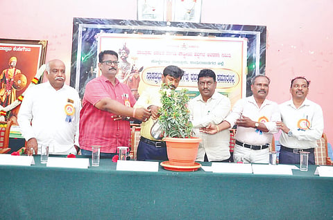 ತಾಲೂಕು ಪಂಚಾಯಿತಿ ಸಭಾಂಗಣದಲ್ಲಿ ಸೋಮವಾರ ತಾಲೂಕು ಆಡಳಿತ ಹಾಗೂ ರಾಷ್ಟ್ರೀಯ ಹಬ್ಬಗಳ ಆಚರಣಾ ಸಮಿತಿ ವತಿಯಿಂದ ಆಯೋಜಿಸಿದ್ದ ನಾಡಪ್ರಭು ಶ್ರೀ ಕೆಂಪೇಗೌಡರವ ಜಯಂತಿ ಸಮಾರಂಭಕ್ಕೆ ಗಣ್ಯರು ಚಾಲನೆ ನೀಡಿದರು. ಐ.ಇ ಬಸವರಾಜು, ಕುಮಾರ್, ಮಾದೇಶ್, ಮಹದೇವ ಇತರರು ಇದ್ದಾರೆ.