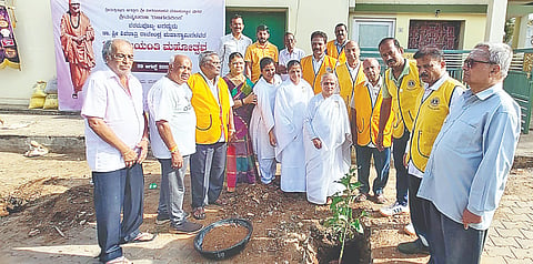 ಕೊಳ್ಳೇಗಾಲದ ಎಂಜಿಎಸ್‌ವಿ ಜೂನಿಯರ್ ಕಾಲೇಜು ಎದುರಿನ ರಸ್ತೆ ಬದಿಯಲ್ಲಿ ಪರಿಸರ ದಿನದ ಪ್ರಯುಕ್ತ ಲಯನ್ಸ್  ಕ್ಲಬ್ ಪದಾಧಿಕಾರಿಗಳು ಸಸಿ ನೆಟ್ಟು ನೀರೆರೆದರು. ಬಿ.ಕೆ.ಶಿವಮಣಿ, ಪ್ರಭಾಮಣಿ, ಬಿ.ಎಂ.ಪುಟ್ಟಮಾದಪ್ಪ, ಜಿ.ಎಸ್.ಎಂ.ಪ್ರಸಾದ್, ಹರ್ಷಾ, ಎಸ್.ನಾಗರಾಜು ಇದ್ದರು. 