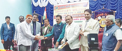   ಕೊಳ್ಳೇಗಾಲ ಲಯನ್ಸ್ ಸಮುದಾಯ ಭವನದಲ್ಲಿ ಭಾನುವಾರ ಏರ್ಪಡಿಸಿದ್ದ ಲಯನ್ಸ್ ಸಂಸ್ಥೆಯ 2026-27ನೇ ಸಾಲಿನ ನೂತನ ಪದಾಧಿಕಾರಿಗಳ ಪದಗ್ರಹಣ ಸಮಾರಂಭದಲ್ಲಿ ನೂತನ ಅಧ್ಯಕ್ಷರಾಗಿ ಬಿ.ಎಂ.ಪುಟ್ಟಮಾದಪ್ಪ  ಅಧಿಕಾರ ಸ್ವೀಕರಿಸಿದರು.