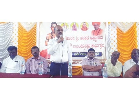 ವಿಠಲಾಪುರದಲ್ಲಿ ಗುರುಪೂರ್ಣಿಮೆ ನಿಮಿತ್ತ ಶ್ರೀ ಸಾಯಿಬಾಬಾ ಮಂದಿರದಲ್ಲಿ ಬಾಬಾ ಮೂರ್ತಿಗೆ ವಿಶೇಷವಾಗಿ ಅಲಂಕರಿಸಿ ಪೂಜಿಸಿರುವುದು.