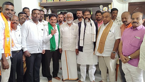 ಕನಕಪುರ ತಾಲೂಕು ಹೊನಗನಹಳ್ಳಿಯಲ್ಲಿ ವಿರೋಧಪಕ್ಷದ ನಾಯಕ ಛಲವಾದಿ ನಾರಾಯಣಸ್ವಾಮಿ ಮೇಕೆದಾಟು ಅನುಷ್ಠಾನಕ್ಕೆ ಒತ್ತಾಯಿಸಿದರು. ಶ್ರೆವತ್ಸ, ಎನ್.ಮಹೇಶ್, ಜಗನ್ನಾಥ್, ಮಮತ, ಆನಂದಸ್ವಾಮಿ ಇದ್ದರು.   