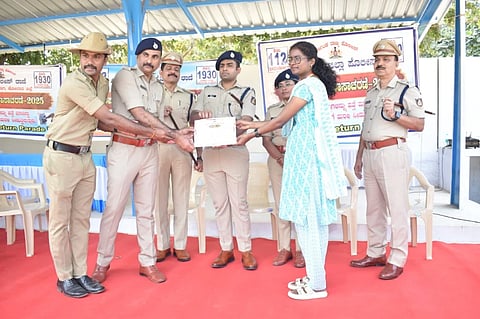 ಚಿತ್ರ ೨೯ ಕೆ.ಎಲ್.ಆರ್. ೦೭ : ಕೋಲಾರ ಜಿಲ್ಲೆಯಲ್ಲಿ ವಿವಿಧ ಪ್ರಕರಣಗಳಲ್ಲಿ ವಶಪಡಿಸಿಕೊಳ್ಳಲಾಗಿದ್ದ ಸ್ವತ್ತುಗಳನ್ನು ವಾರಸ್ಸುದಾರರಿಗೆ ಎಸ್.ಪಿ ಬಿ.ನಿಖಿಲ್ ವಾಪಸ್ಸು ನೀಡುತ್ತಿರುವುದು. ಹೆಚ್ಚುವರಿ ಎಸ್.ಪಿ.ಜಗದೀಶ್, ಡಿ.ವೈ.ಎಸ್.ಪಿ. ಎನ್.ಹೆಚ್.ನಾಗ್ತೇ, ಸಿ.ಇ.ಎನ್. ಡಿ.ವೈ.ಎಸ್.ಪಿ. ರಾಜೇಶ್ ಮುಂತಾದವರು ಇದ್ದರು. 