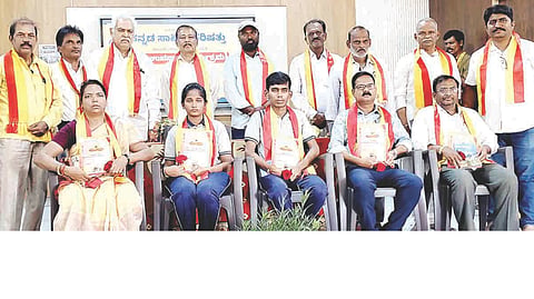 ಕಂಪ್ಲಿಯಲ್ಲಿ ಹಮ್ಮಿಕೊಂಡಿದ್ದ ದತ್ತಿ ಉಪನ್ಯಾಸ ಕಾರ್ಯಕ್ರಮದಲ್ಲಿ ಪ್ರತಿಭಾನ್ವಿತ ವಿದ್ಯಾರ್ಥಿಗಳನ್ನು ಹಾಗೂ ಉತ್ತಮ ಶಿಕ್ಷಕರನ್ನು ಸನ್ಮಾನಿಸಲಾಯಿತು. ಪ್ರಮುಖರಾದ ಷಣ್ಮುಖಪ್ಪ ಚಿತ್ರಗಾರ್, ಪಿ.ನಾಗೇಶ್ವರರಾವ್, ದೊಡ್ಡಬಸಪ್ಪ, ಅಯ್ಯೋದಿ ವೆಂಕಟೇಶ ಇತರರಿದ್ದರು.
