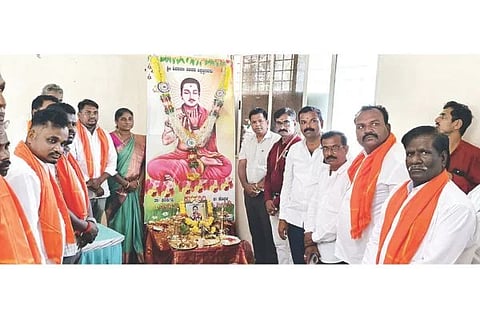 ಕನಕಗಿರಿ ತಹಸಿಲ್ ಕಚೇರಿಯಲ್ಲಿ ಹಮ್ಮಿಕೊಳ್ಳಲಾಗಿದ್ದ ಹಡಪದ ಅಪ್ಪಣ್ಣನವರ ಜಯಂತಿಯಲ್ಲಿ ತಹಸೀಲ್ದಾರ್ ಚಂದ್ರಶೇಖರ ಗಾಳಿ, ಪಪಂ ಅಧ್ಯಕ್ಷೆ ತನುಶ್ರೀ ಟಿ.ಜೆ., ಉಪಾಧ್ಯಕ್ಷ ಕಂಠಿರಂಗಪ್ಪ ನಾಯಕ, ಮುಖ್ಯಾಧಿಕಾರಿ ಲಕ್ಷ್ಮಣ ಕಟ್ಟಿಮನಿ ಇತರರಿದ್ದರು.