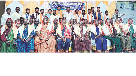 ಕನಕಗಿರಿ ತಾಲೂಕಿನ ಕೆ.ಕಾಟಾಪೂರ ಶಾಲಾ ವಾರ್ಷಿಕೋತ್ಸವದಲ್ಲಿ ಸೂಲಗಿತ್ತಿಯರಾಗಿದ್ದ ಗ್ರಾಮದ 70 ವರ್ಷ ಮೇಲ್ಪಟ್ಟ  ಮಹಿಳಾ ಸಾಧಕಿಯರಿಗೆ ಸನ್ಮಾನಿಸಲಾಯಿತು. ಮುಖ್ಯಶಿಕ್ಷಕ ವೆಂಕೋಬ ಪೂಜಾರ, ಎಸ್ಡಿಎಂಸಿ ಅಧ್ಯಕ್ಷ ದುರುಗಪ್ಪ ಪಚ್ಚಿ, ಉಪಾಧ್ಯಕ್ಷ ರಾಮಣ್ಣ ಭೋವಿ, ಸದಸ್ಯರಾದ ಹನುಮಂತ ಹರಿಜನ, ಶ್ರೀನಿವಾಸ ಗೊಲ್ಲರ್ ಇತರರಿದ್ದರು.