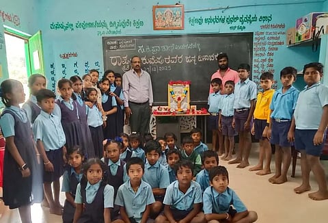 ಕೆ.ಆರ್.ನಗರ ತಾಲೂಕಿನ ಅಡಗನಹಳ್ಳಿ ಗ್ರಾಮದ ಸರ್ಕಾರಿ ಕಿರಿಯ ಪ್ರಾಥಮಿಕ ಶಾಲೆಯಲ್ಲಿ ಆಯೋಜಿಸಿದ್ದ ರಾಷ್ಟ್ರಕವಿ ಕುವೆಂಪು ಜಯಂತಿ ಕಾರ್ಯಕ್ರಮದಲ್ಲಿ ಕುವೆಂಪು ಅವರ ಭಾವಚಿತ್ರಕ್ಕೆ ಅಡಗನಹಳ್ಳಿ ಶಾಲೆ ಮುಖ್ಯ ಶಿಕ್ಷಕ ಬ್ಯಾಡರಹಳ್ಳಿ ಭಾಸ್ಕರ್ ಪುಷ್ಪಾರ್ಚನೆ ಮಾಡಿದರು. ಎಸ್‌ಡಿಎಂಸಿ ಅಧ್ಯಕ್ಷ ಮಹೇಶ್, ಉಪಾಧ್ಯಕ್ಷೆ ರಮ್ಯಾ, ಸದಸ್ಯರಾದ ಶಿಲ್ಪಾ, ಅರ್ಪಿತಾ ಇದ್ದರು.