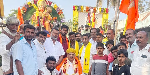 ಕೆ.ಆರ್.ನಗರ ತಾಲೂಕು ಗಂಧನಹಳ್ಳಿ ಗ್ರಾಮದಲ್ಲಿ ಇತ್ತೀಚೆಗೆ ಆಯೋಜಿಸಿದ್ದ ಹನುಮದ ವ್ರತ ಮತ್ತು ಕನಕ ಜಯಂತಿ ಕಾರ್ಯಕ್ರಮಕ್ಕೆ ಚಾಲನೆ ನೀಡಿದ ಎಂಸಿಡಿಸಿಸಿ ಬ್ಯಾಂಕ್ ನಿರ್ದೆಶಕ ದೊಡ್ಡಸ್ವಾಮೇಗೌಡ ಅವರನ್ನು ಸನ್ಮಾನಿಸಲಾಯಿತು. ಕುರುಬರ ಸಂಘದ ಜಿಲ್ಲಾ ನಿರ್ದೇಶಕ ಗಂಧನಹಳ್ಳಿ ಹೇಮಂತ್, ತಾಲೂಕು ಹಾಲು ಉತ್ಪಾದಕರ ನೌಕರರ ಸಂಘದ ಅಧ್ಯಕ್ಷ ಜಿ.ಕೆ.ಮಹದೇವ್ ಸೇರಿದಂತೆ ಇನ್ನಿತರರು ಇದ್ದರು.