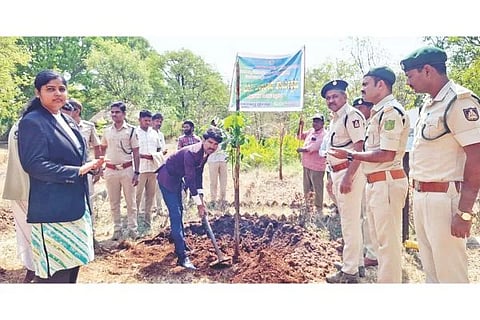 ಕುಷ್ಟಗಿ ತಾಲೂಕಿನ ಗುಡಿ ಕಲಕೇರಿ ಫಾರ್ಮ್ ಹೌಸ್‌ನಲ್ಲಿ ಏರ್ಪಡಿಸಿದ್ದ ವಿಶ್ವಭೂಮಿ ದಿನಾಚರಣೆ ಹಾಗೂ  ಕಾನೂನು ಅರಿವು ಕಾರ್ಯಕ್ರಮ ನಿಮಿತ್ತ ಸಸಿ ನೆಡುವ ಕಾರ್ಯಕ್ರಮಕ್ಕೆ ಹೆಚ್ಚುವರಿ ಸಿವಿಲ್ ನ್ಯಾಯಾಧೀಶ ಮಹಾಂತೇಶ ಚೌವಲಗಿ ಬುಧವಾರ ಚಾಲನೆ ನೀಡಿದರು. ಪ್ರಾದೇಶಿಕ ವಲಯ ಅರಣ್ಯಾಧಿಕಾರಿ ಶಿವರಾಜ್ ಮೇಟಿ, ಸಾಮಾಜಿಕ ವಲಯ ಅರಣ್ಯಾಧಿಕಾರಿ ಹನುಮಂತ, ತಾಲೂಕು ವಕೀಲರ ಸಂಘದ ಅಧ್ಯಕ್ಷ ಎಚ್.ಆರ್.ನಾಯಕ್ ಇತರರಿದ್ದರು.