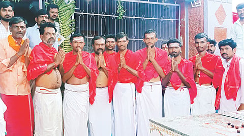 ಅಮೀನಗಡದ ಈಶ್ವರ ದೇವಸ್ಥಾನದಲ್ಲಿ ಸಪ್ತ ಭಜನೆಗಾಗಿ ಒದ್ದೆಬಟ್ಟಿಯಲ್ಲಿ ಸಿದ್ಧವಾದ ಭಕ್ತರು. ಗ್ರಾಪಂ ಮಾಜಿ ಅಧ್ಯಕ್ಷ ಅಮರೇಗೌಡ, ಪ್ರಮುಖರಾದ ಅಮರೇಶ ಅಂಕುಶದೊಡ್ಡಿ, ಸುರೇಶ ನೀರೋಳಿ, ಹನ್ನರಡ್ಡಿ ನಂದಿಹಾಳ, ಸಿದ್ದನಗೌಡ ಮಾ.ಪಾ, ಮಹಾಂತೇಶ ಸಂಪಿನವರು, ಪಂಪನಗೌಡ ಮೇದಿನಪೂರ, ವೀರೇಶ ಕಾರಲಕುಂಟಿ, ಚೇತನ ಸಹುಕಾರ, ದೇವರಡ್ಡೆಪ್ಪ ಸಂಪಿ, ಶರಣಬಸವ ಇತರರಿದ್ದರು.