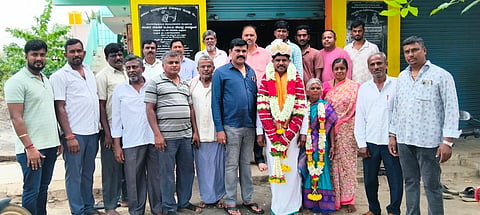 ಕೈಲಾಂಚ ಹೋಬಳಿ ಚನ್ನಮಾನಹಳ್ಳಿ ಡೇರಿ ಚುನಾವಣೆಯಲ್ಲಿ ಅಧ್ಯಕ್ಷರಾಗಿ ಜೆಡಿಎಸ್ ಬೆಂಬಲಿತ ಸಿ.ಎಂ.  ಅಶೋಕ್  ಉಪಾಧ್ಯಕ್ಷರಾಗಿ ಕೆಂಪಮ್ಮ ಅವಿರೋಧವಾಗಿ ಆಯ್ಕೆಯಾದ ಹಿನ್ನೆಲೆಯಲ್ಲಿ ಸಂಘದ ನಿರ್ದೇಶಕರು, ಮುಖಂಡರು ಅಭಿನಂದಿಸಿದರು. ಗ್ರಾಪಂ ಮಾಜಿ ಸದಸ್ಯ ಎಂ. ಭಾಸ್ಕರ್, ಡೇರಿ ಮುಖ್ಯಕಾರ್ಯನಿರ್ವಾಹಕ ಅರ್ಕೇಶ್, ಮುಖಂಡರಾದ ಗಿರಿಯಪ್ಪ, ಮಹೇಶ್, ಮಲ್ಲೇಶ್, ಶಿವಪ್ರಕಾಶ್ ಇದ್ದರು.