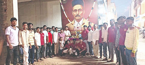 ಲೋಕಾಪುರದ ಹಿರೇಮಠದ ಮುಂಭಾಗದಲ್ಲಿ ವೀರ ಸಾವರ್ಕರ್ ಗಜಾನನ ಯುವಕ ಮಂಡಳದ ವತಿಯಿಂದ ಹೋರಾಟಗಾರ ಸಾವರ್ಕರ್ ಜಯಂತಿ ಆಚರಿಸಲಾಯಿತು. ಸುನೀಲ ವಸದ, ಭೀಮಶಿ ಅವರಾದಿ, ರಕ್ಷಿತ ಕಡೆಬಾಗಿಲ ಇತರರಿದ್ದರು.