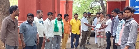 ಲಿಂಗಸುಗೂರಿನಲ್ಲಿ ಎಸಿ ಕಚೇರಿಯ ಎಫ್‌ಡಿಎ ಅನುಪಮಾ ಸಿಂಗ್‌ಗೆ ರಾಜ್ಯ ರಸ್ತೆಬದಿ ವ್ಯಾಪಾರಿಗಳ ಮಹಾ ಮಂಡಳಿಯಿಂದ ಮನವಿ ಸಲ್ಲಿಸಲಾಯಿತು.