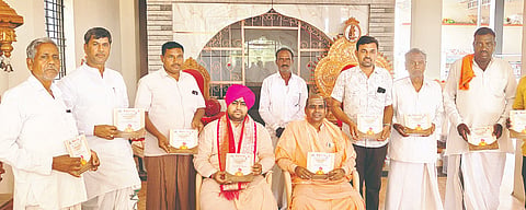 ಲಿಂಗಸುಗೂರು ಸಮೀಪದ ದೇವರಭೂಪುರ ಬೃಹನ್ಮಠದಲ್ಲಿ ಸೋಮವಾರ ಗುರು ಪಟ್ಟಾಧಿಕಾರ ಮಹೋತ್ಸವದ ಆಮಂತ್ರಣ ಪತ್ರಿಕೆ ಬಿಡುಗಡೆ ಮಾಡಲಾಯಿತು. ಕೊಡೇಕಲ್ಲ ಶಿವಕುಮಾರ ಶ್ರೀಗಳು, ಅಭಿನವ ಗುರು ಗಜದಂಡ ಶಿವಾಚಾರ್ಯರು, ಗಂಗಾಧರಯ್ಯ ಶಾಸ್ತ್ರಿ, ಬಸಯ್ಯಸ್ವಾಮಿ ಗೆಜ್ಜಲಗಟ್ಟಾ, ಶರಣಪ್ಪ ನಿಲೋಗಲ್ಲ, ಬಸಯ್ಯ ಜಾಲಿಬೆಂಚಿ, ಅಮರೇಶ ದೇವರಭೂಪುರ ಇತರರಿದ್ದರು.