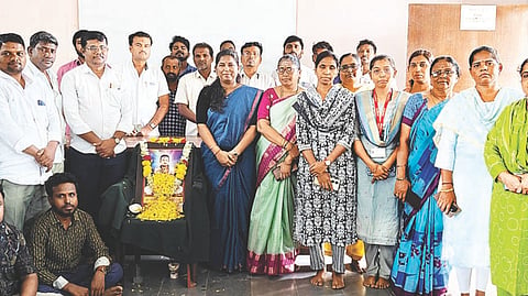 ಲಿಂಗಸುಗೂರು ಆಡಳಿತ ಸೌಧದಲ್ಲಿ ಹಡಪದ ಅಪ್ಪಣ್ಣ ಜಯಂತಿ ಆಚರಿಸಲಾಯಿತು. ತಹಸೀಲ್ದಾರ್ ಸತ್ಯಮ್ಮ, ಉಪತಹಸೀಲ್ದಾರ್ ರಾಘವೇಂದ್ರ ಕೊಪ್ಪದ, ಹಡಪದ ಸಮಾಜದ ಪ್ರಧಾನ ಕಾರ್ಯದರ್ಶಿ ಶರಣಬಸವ ಈಚನಾಳ, ತಾಲೂಕು ಅಧ್ಯಕ್ಷ ಜಗನ್ನಾಥ ಚಿತಾಪೂರ, ಪ್ರಮುಖರಾದ ಬಸವರಾಜ ಯಲಗಟ್ಟಿ, ಪಾರ್ವತಿ ಹಿರೇಮಠ, ಸುಜಾತಾ, ಸುಚೇತನಾ ಇತರರಿದ್ದರು.