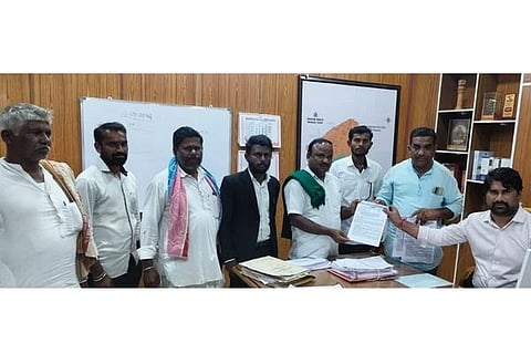 ಲಿಂಗಸುಗೂರು-ಮಸ್ಕಿ ರೈತರ ಒಕ್ಕೂಟದಿಂದ ಸಹಾಯಕ ಆಯುಕ್ತ ಬಸವಣೆಪ್ಪ ಕಲಶೆಟ್ಟಿ ಅವರಿಗೆ ಮನವಿ ಸಲ್ಲಿಸಲಾಯಿತು. ಒಕ್ಕೂಟದ ರೈತ ಮುಖಂಡ ಈರಣ್ಣ ಗುಡಿಹಾಳ, ಸೋಮನಗೌಡ ಚಿಕ್ಕ ಯರದಿಹಾಳ, ಗುರುಮೂರ್ತಿ, ರಾಮಣ್ಣ, ಕಲ್ಲಪ್ಪ ಜಾಂತಾಪೂರ, ಕುಪ್ಪಣ್ಣ, ಅಮರೇಗೌಡ ಇತರರಿದ್ದರು.