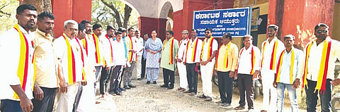 ಲಿಂಗಸುಗೂರಿನಲ್ಲಿ ಸಹಾಯಕ ಆಯುಕ್ತ ಕಚೇರಿಯ ಎಫ್‌ಡಿಎ ಅನುಪಮಾ ಸಿಂಗ್‌ಗೆ ಕರವೇ ಸ್ವಾಭಿಮಾನಿ ಸೇನೆ ಕಾರ್ಯಕರ್ತರು ಮನವಿ ಸಲ್ಲಿಸಿದರು.