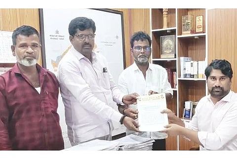 ಲಿಂಗಸುಗೂರು ಸಹಾಯಕ ಆಯುಕ್ತ ಬಸವಣೆಪ್ಪ ಕಲಶೆಟ್ಟಿ ಅವರಿಗೆ ಜಯ ಕರ್ನಾಟಕ ಕಾರ್ಯಕರ್ತರು ಮನವಿಪತ್ರ ಸಲ್ಲಿಸಿದರು. ಜಯ ಕರ್ನಾಟಕ ತಾಲೂಕು ಅಧ್ಯಕ್ಷ ಬಾಲನಗೌಡ ಮಾಲೀ ಪಾಟೀಲ, ಗೌರವಾಧ್ಯಕ್ಷ ಶ್ರೀಮಂತ ದೇಗುಲಮಡಿ, ಚಾಂದಪಾಶಾ ಇದ್ದಾರೆ.