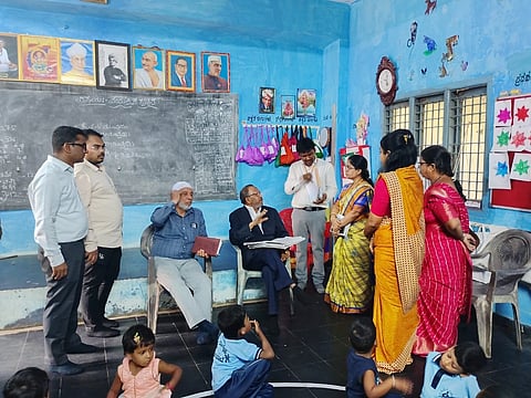ಹೊಸಪೇಟೆಯಲ್ಲಿ ಅಂಗನವಾಡಿ ಕೇಂದ್ರಕ್ಕೆ ರಾಜ್ಯ ಅಲ್ಪಸಂಖ್ಯಾತರ ಆಯೋಗದ ಅಧ್ಯಕ್ಷ ಉಪನಿರ್ದೇಶಕ ಗಂಗಪ್ಪ, ಅಲ್ಪಸಂಖ್ಯಾತರ ಕಲ್ಯಾಣ ಇಲಾಖೆಯ ಉಪನಿರ್ದೇಶಕ ಜಾವೇದ್, ಹುಡಾ ಅಧ್ಯಕ್ಷ ಎಚ್.ಎನ್.ಮೊಹಮದ್ ಇಮಾಮ್ ನಿಯಾಜಿ, ಬಿಇಒ ಬಿ.ಉಮಾಪತಿ ಇತರರಿದ್ದರು.